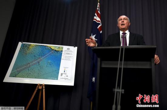 12月3日，在澳大利亚堪培拉的联邦议会大厦，澳大利亚副总理沃伦·特拉斯在新闻发布会上介绍马航MH370航班搜寻行动的最新进展。澳大利亚当天公布搜寻MH370航班的最新进展报告。研究显示，目前搜寻的12万平方公里区域的南端是最有可能找到飞机的区域。