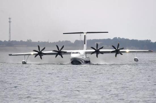 10月20日，“鲲龙”AG600在水上滑行。新华社记者 程敏 摄