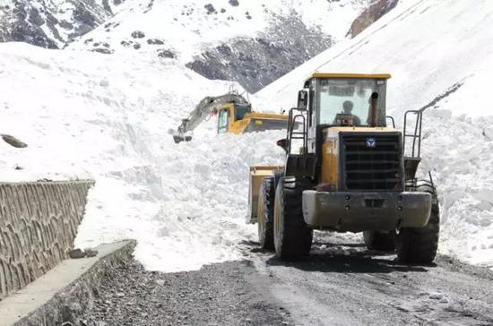 图3 G217工程车辆清理雪崩发生后沉积于道路的积雪