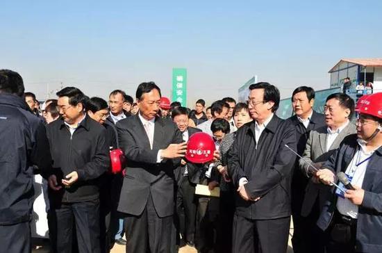 图：郭台铭和郭庚茂在富士康郑州园区