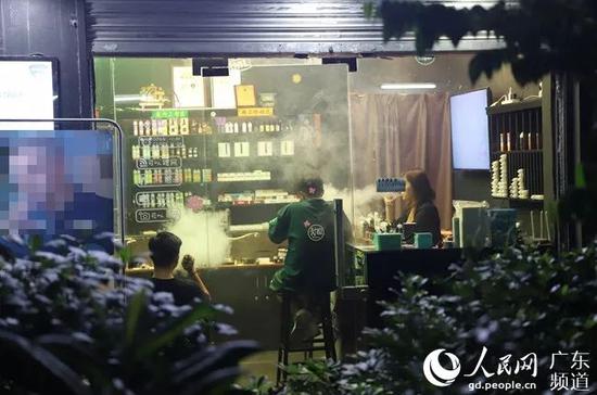 广州某电子烟专卖店内,多人正在使用电子烟。 陈文夏 摄