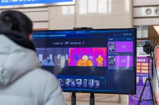 在海淀政务大厅，人们正在试用旷视“明骥”AI体温检测系统。