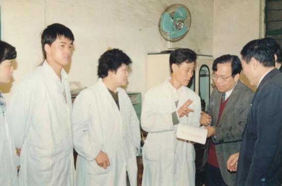 曾毅(右二)在苍梧县鼻咽癌防治研究中心指导工作