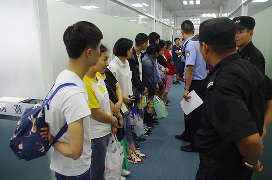 浦东警方集中收网,抓获犯罪嫌疑人89人。浦东警方供图