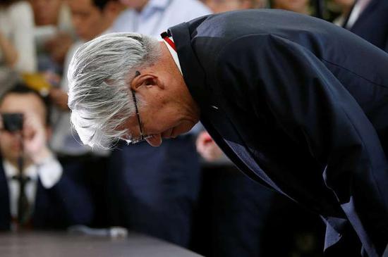 2017年10月12日，时任日本神户制钢董事长兼社长川崎博也首次就公司篡改数据丑闻向公众鞠躬致歉
