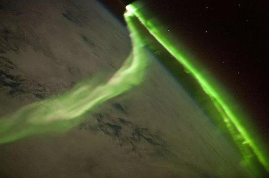 国际空间站上拍到的犹如长蛇状的北极光弧（源自：NASA / SPL/ BARCROFT MEDIA LTD）