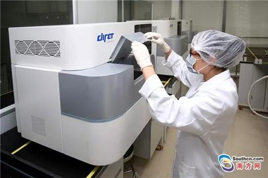 科研人员正在调试瀚海基因GenoCare第三代单分子测序仪样机。
