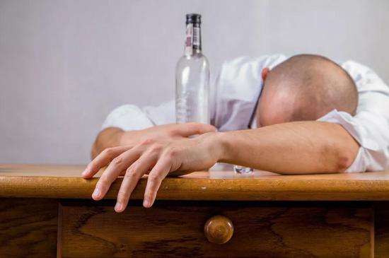 ▲酒精依赖性使人产生强烈的喝酒欲望，并在戒酒期间产生戒断生理症状（图片来源：Pixabay）