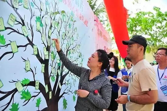 2019年4月4日,海南三亚荔仙园倡议文明上坟。 视觉我国供图