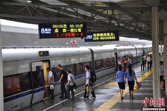 资料图:成灌铁路。 中新社发 胡志强 摄
