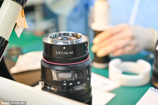 尼康Z 24-70mm f/2.8 S镜头正在组装