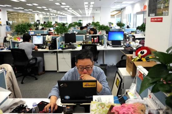 2014年4月16日,北京新浪微博办公室内工作场景