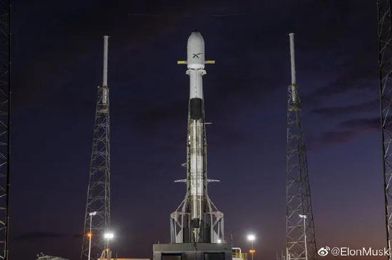 　图 |  Starlink 树立在平台上发射台 （来源：weibo）