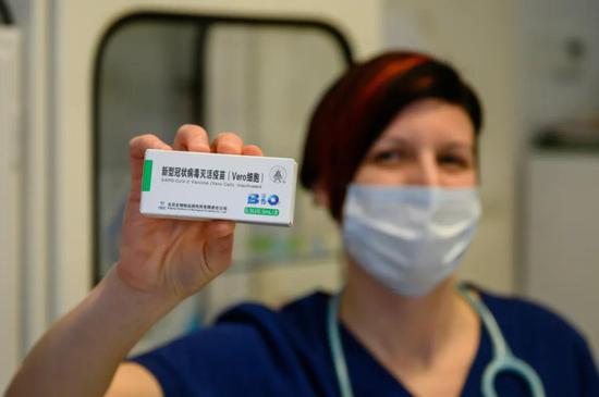 2月24日，在匈牙利瓦罗什勒德，家庭医生展示中国国药集团生产的新冠疫苗。（新华社）