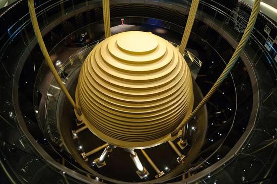 　台北101大楼中的阻尼器 | 图源：Wikipedia