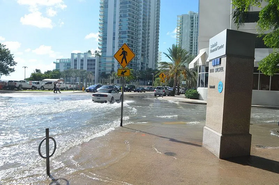 　2016年10月17日，迈阿密发生满潮洪涝。图片来源：wikipedia