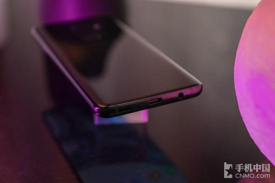三星S9+底部采用了窄条形扬声器