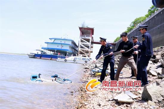 东湖区城管执法局联手多家部门打捞水下单车 本文图均为 南昌新闻网 图