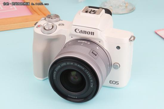 ▲此次EOS M50共有黑白两种配色,我们拿到的是更加可爱的白色版。