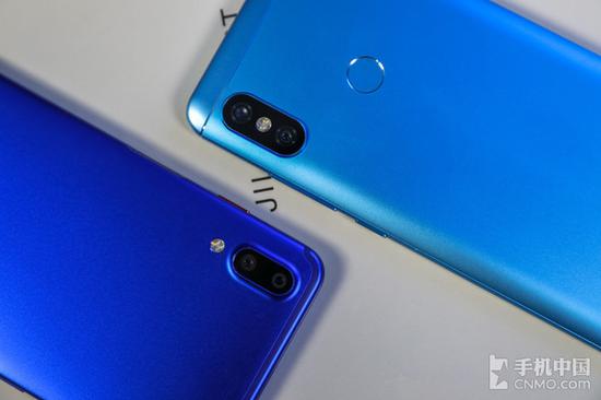 魅蓝E3和红米Note 5(右)