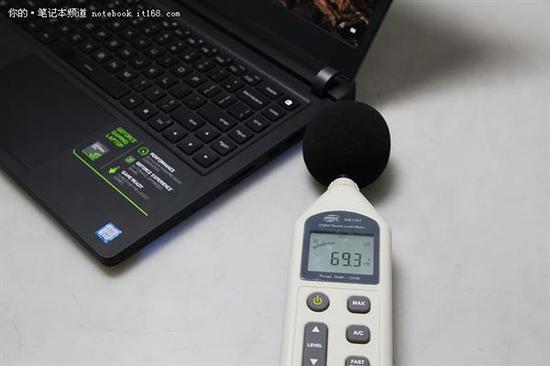 ↑↑↑开启一键散热后,分贝仪显示69.3dB