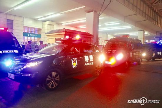 西安火车站门口的特警车辆。 西部网 图
