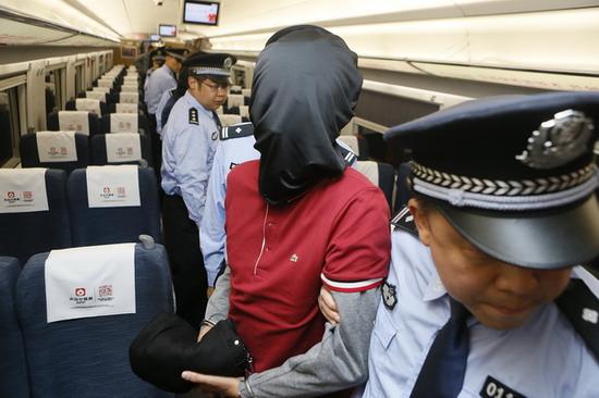 除已经到案的嫌疑人之外,四名主犯也被押送回西安。 视觉中国 图