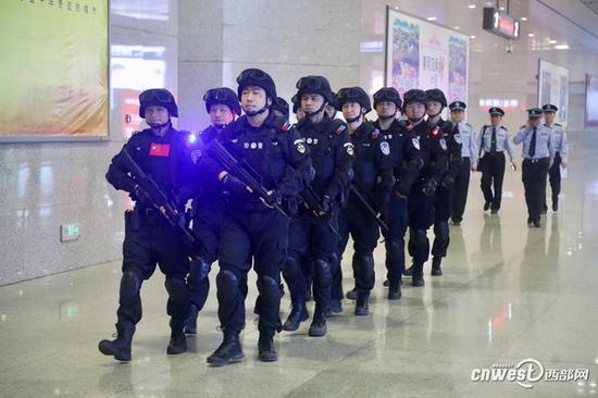 特警在西安北站严阵以待。 西部网 图