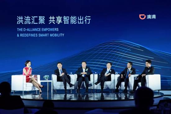 图片从左至右:滴滴出行总裁柳青;中国第一汽车集团有限公司董事长、党委书记徐留平;北京汽车集团有限公司党委书记、董事长徐和谊;比亚迪股份有限公司董事长兼总裁王传福;广州汽车集团股份有限公司总经理冯兴亚;北京车和家信息技术有限公司创始人、董事长兼CEO李想 来源:被访者供图