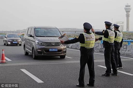 上海市交委会执法人员检查牵涉非法营运车辆 / 视觉中国