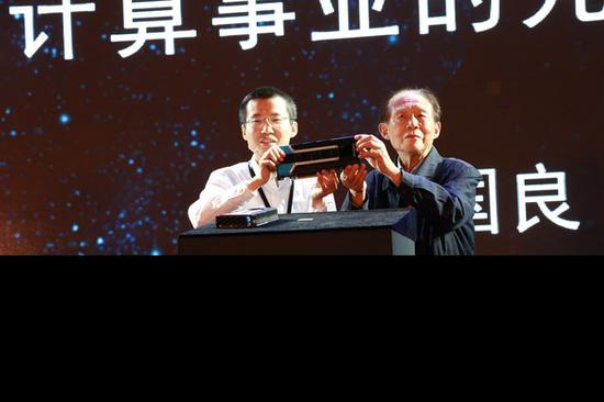 陈天石与其导师中国科技大学教授、中科院院士陈国良一起展示全新的云端智能芯片