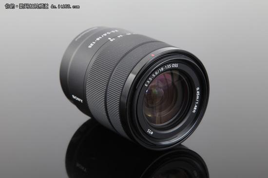 索尼这支E 18-135mm F3.5-5.6 OSS镜头镜身材质为复合材料，有利于控制重量。