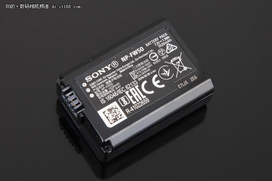 电池的型号为NP-FW50，容量7.3Wh，在索尼的相机家族中通用性较好。