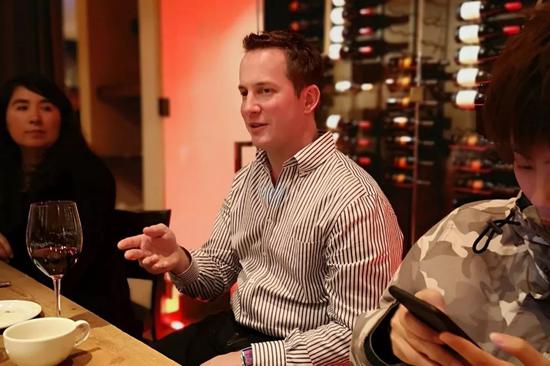 （英特尔AI产品组硬件副总裁Carey Kloss）