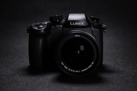 松下LUMIX GH5S正面视图