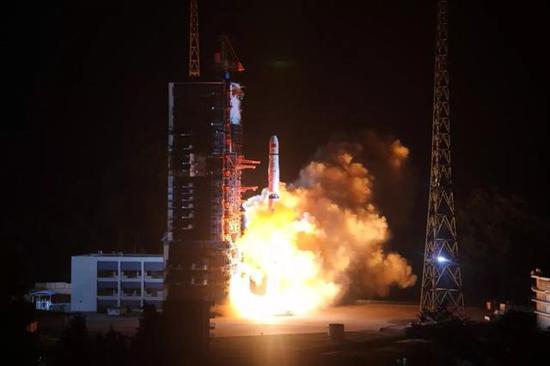 中国成功发射一新型卫星 对接嫦娥四号探测月球背面