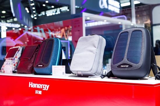 移动充电产品方面，汉能在这次选择把充电功能集成到背包里面。