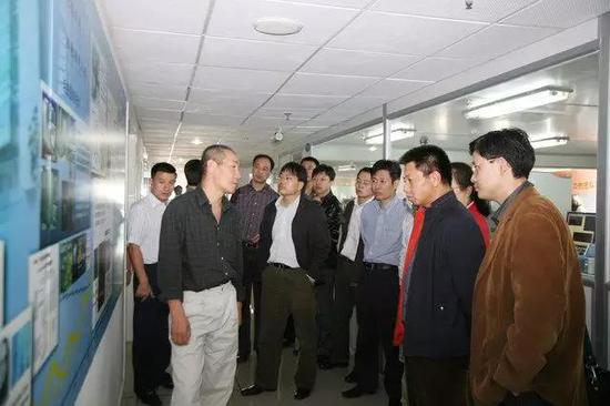 2008年时，国家烟草专卖局科技司司长参观华大，汪建陪同