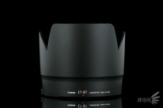 佳能EF 70-200mm f/2.8L IS III USM配备了型号ET-87的花瓣形遮光罩