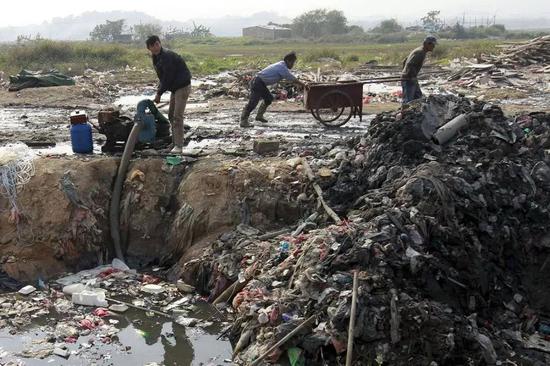 缉毒行动之后，博社村开始对周围的垃圾、污水和淤泥进行清理