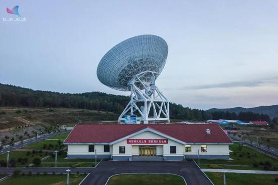 图2 佳木斯66米深空天线及观测室（摄影：西安卫星测控中心 吕炳宏）。
