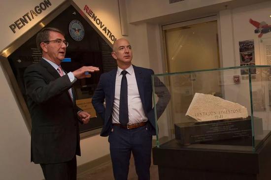 2016 年，时任国防部长 Ash Carter 亲切会见亚马逊 CEO 杰夫·贝索斯