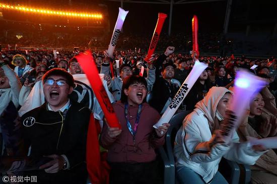 S8总决赛现场沸腾的观众。图：视觉中国