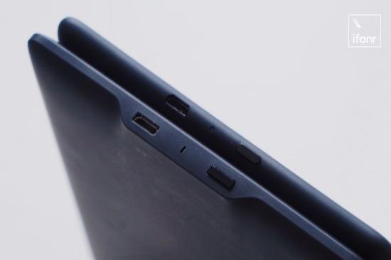 ▲ 下方为 Kindle PaperWhite 3,上方为 Kindle PaperWhite 4