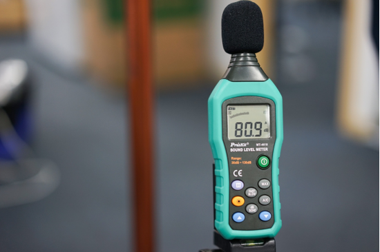 戴森V10高档运行时：80.9dB