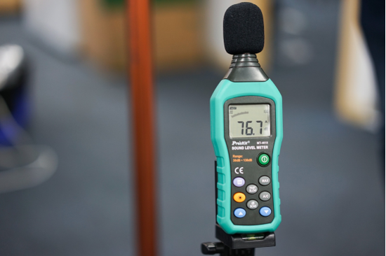 戴森V10低档运行时：76.7dB
