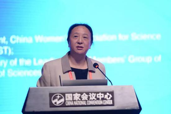 中国女科技工作者协会常务副会长、中国科学院原党组副书记 方新