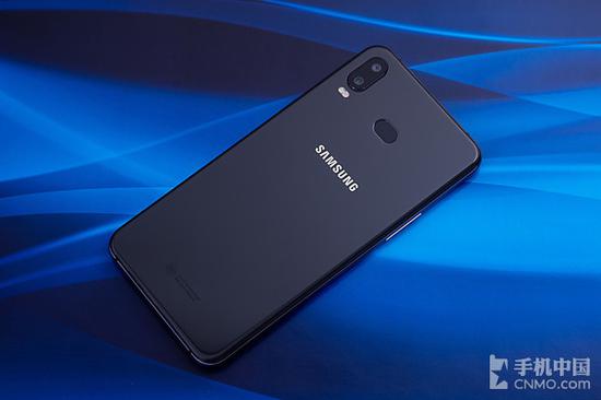 不过与大部分手机相比,三星galaxy a6s的指纹识别区域还是有些略高