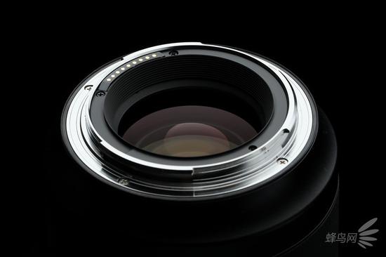 哈苏XCD80mm f/1.9的金属卡口以及后镜组镀膜