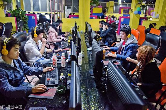 ▲2013年01月01日，广东省东莞市。工厂的网吧，打工者下班后上网 | 图片来源:工力/视觉中国